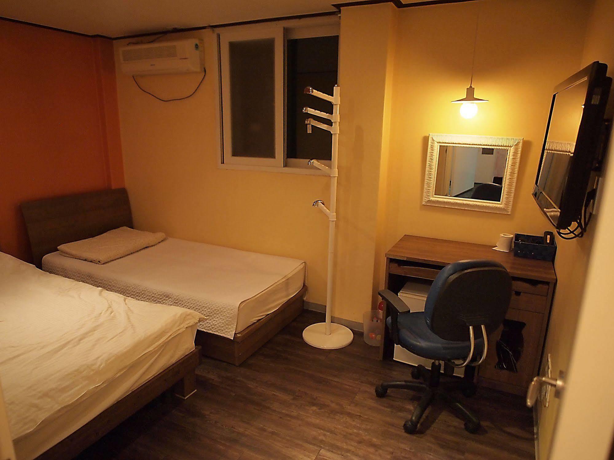 D.H Sinchon Guesthouse Szöul Kültér fotó