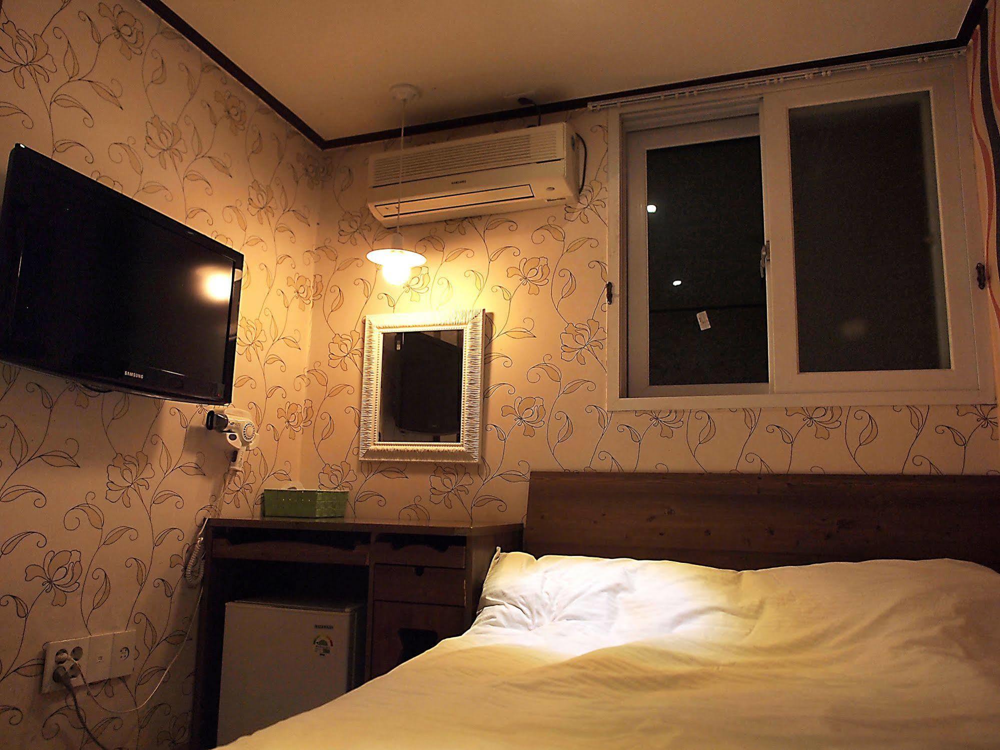 D.H Sinchon Guesthouse Szöul Kültér fotó